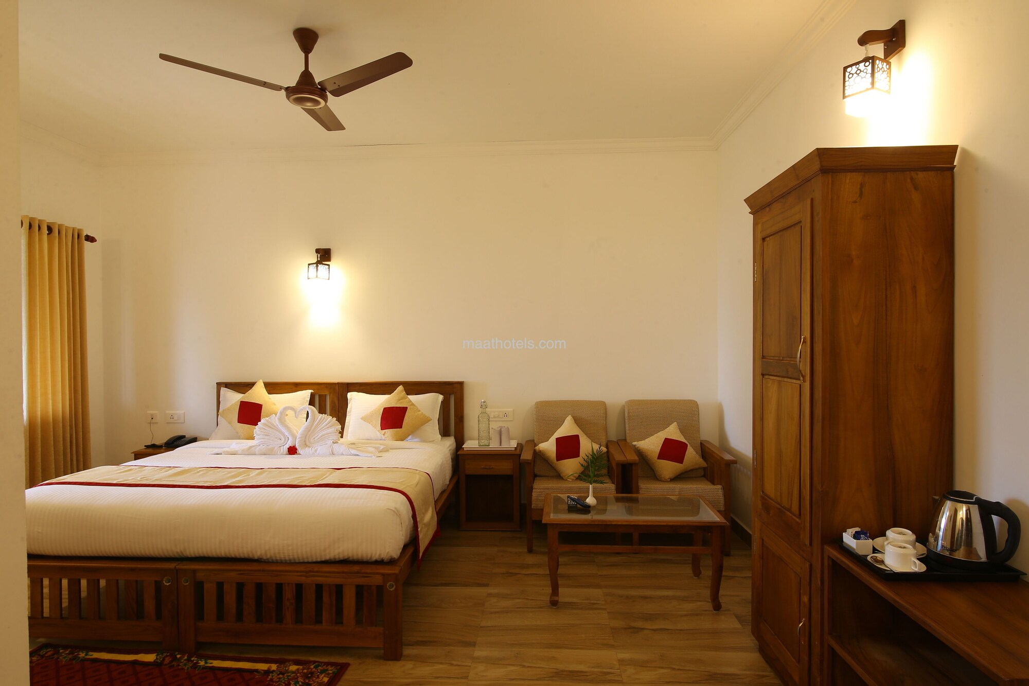 Premium, King Bed, Valley View 3/4