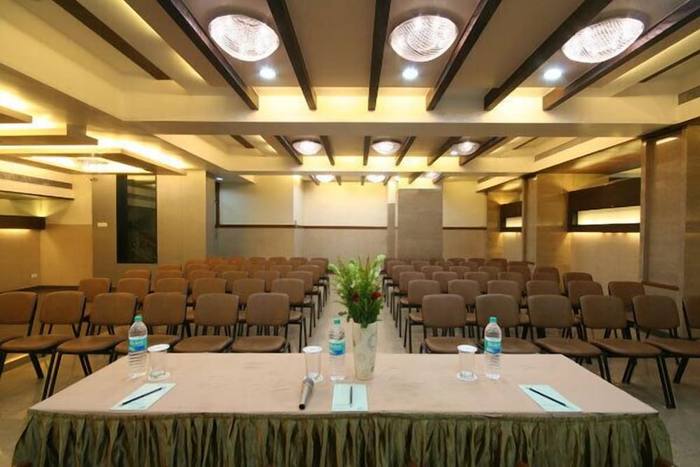 Hotel Dhiraj 16/19