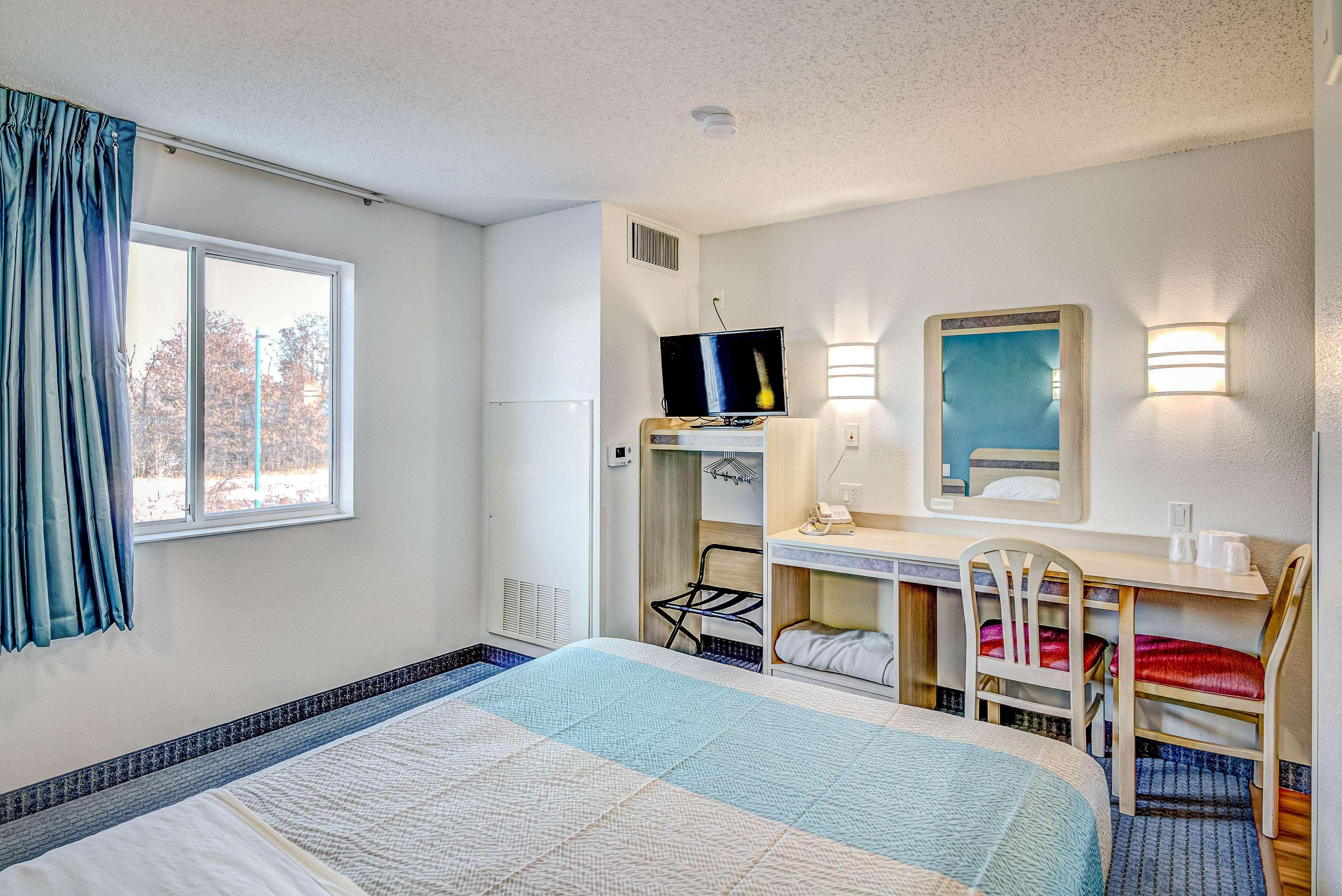 غرفة بسرير كوين، Econo Lodge Menomonie WI 5/5