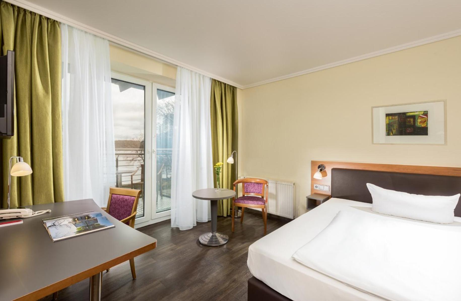 Plus, Standard, Queen Bed, Balcony