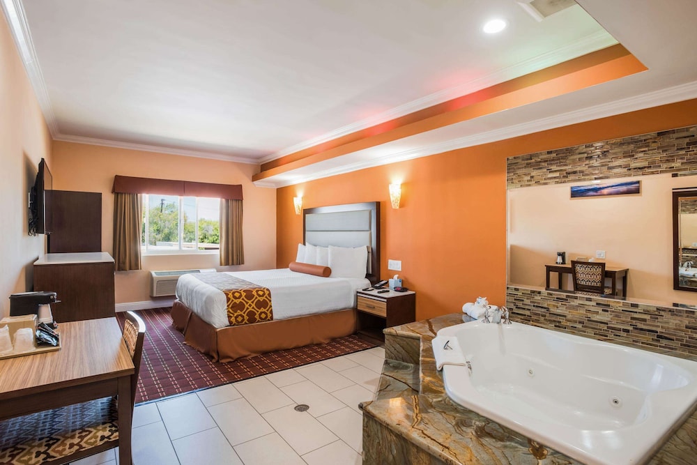 Rodeway Inn and Suites Pasadena 20/36