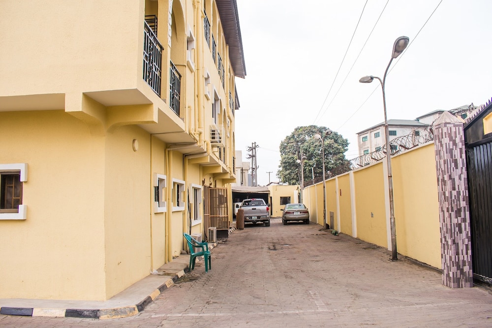 Isno Hotels Lagos 30/35