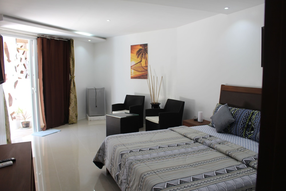 DELUXE, DOUBLE BED, BEACH FRONT, PARTIAL OCEAN VIEW