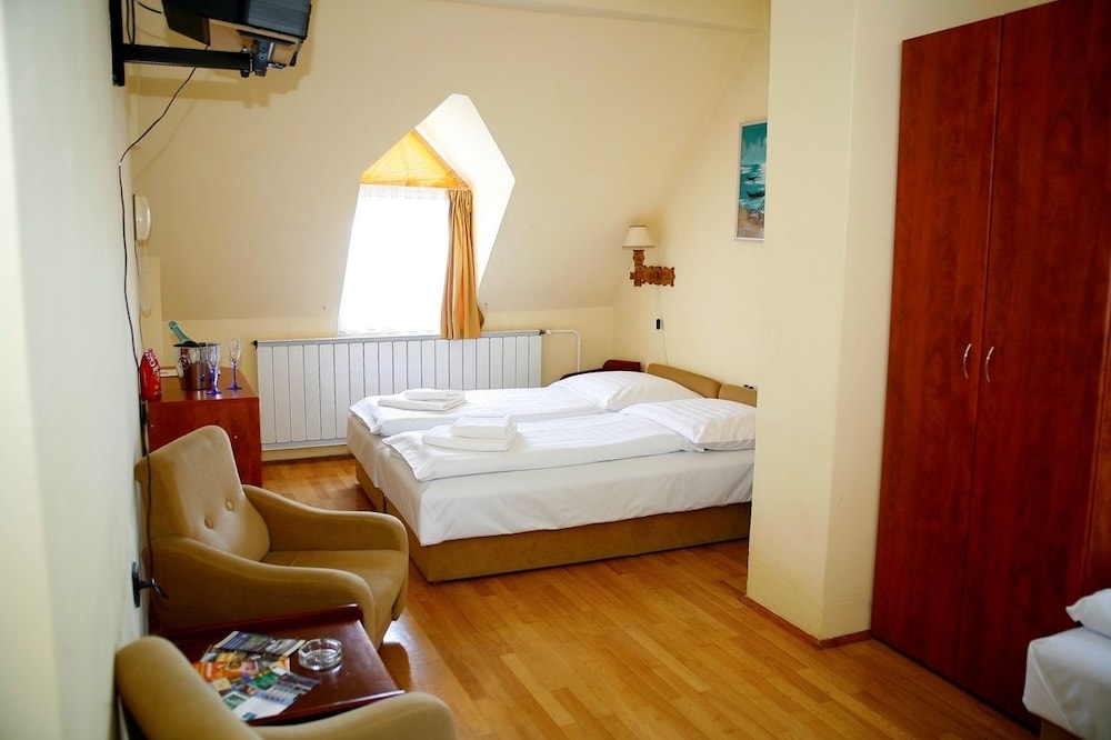 BARA HOTEL 29/50