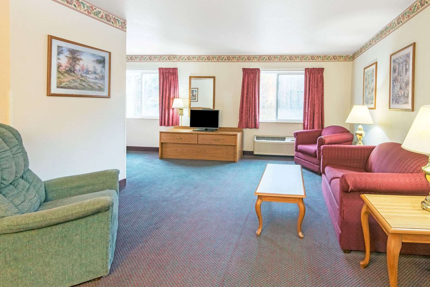 Super 8 by Wyndham Richfield Area 3/9