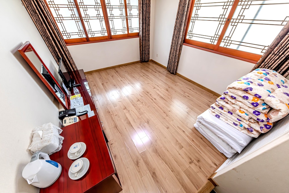Samhaein Tourist Hotel 24/46