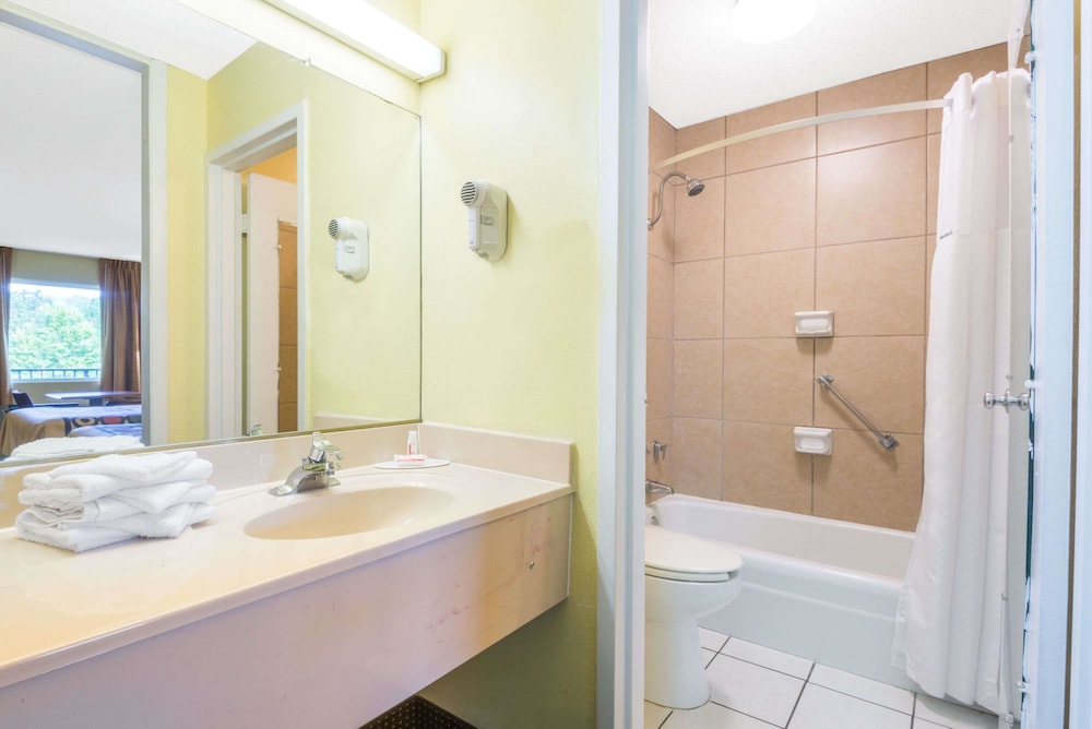 Super 8 by Wyndham Williamsburg 9/22