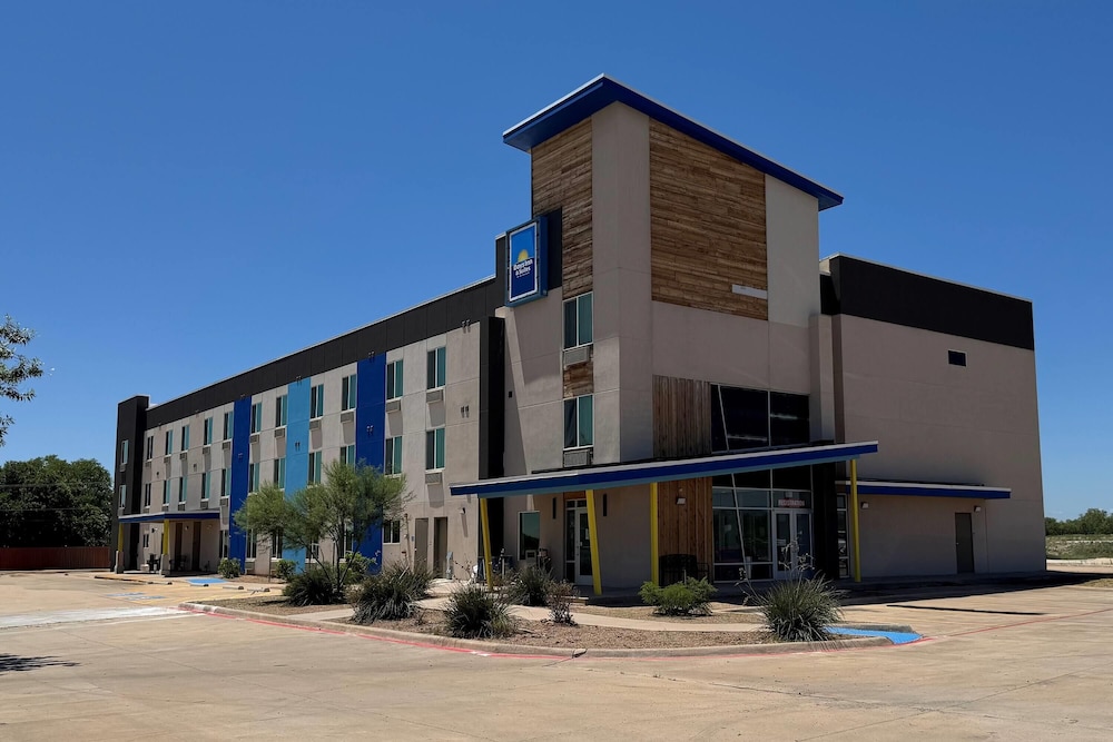 Days Inn & Suites by Wyndham Colorado City/I-20 33/37