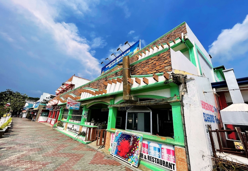 White Beach Hotel Bar And Restaurant 13/90