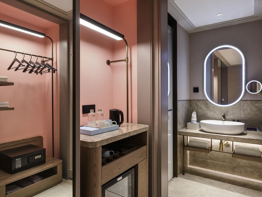 Mercure Shanghai Jinqiao 47/48