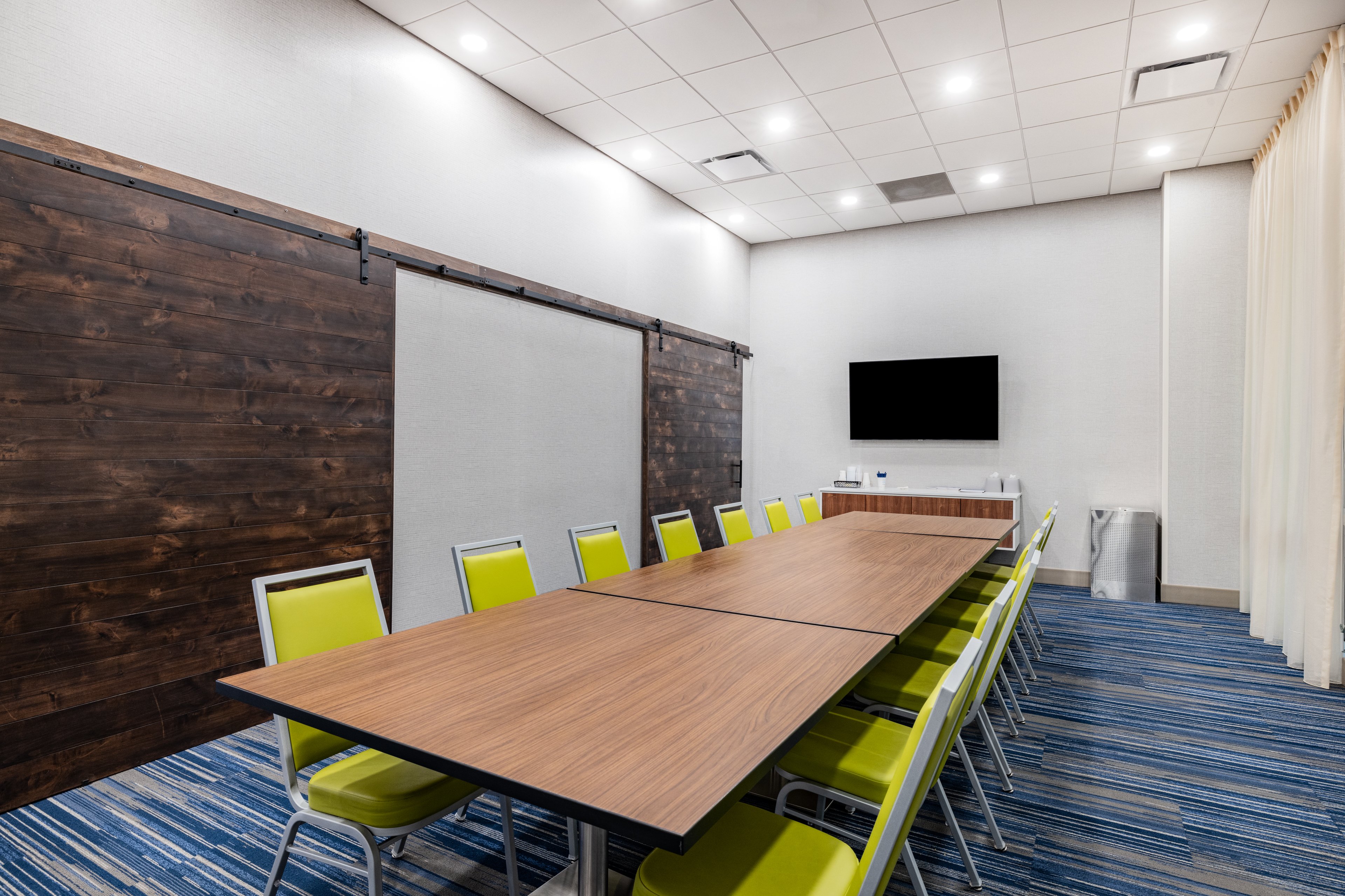 Holiday Inn Express & Suites Lincoln Downtown 53/55