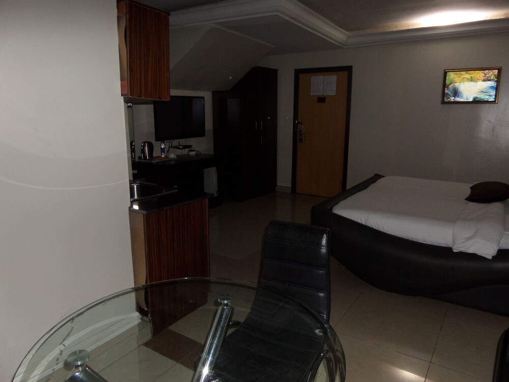 Primal Hotel GRA-Ikeja 44/50