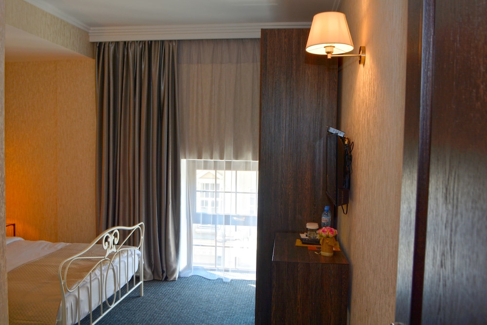 Redline Hotel 30/71