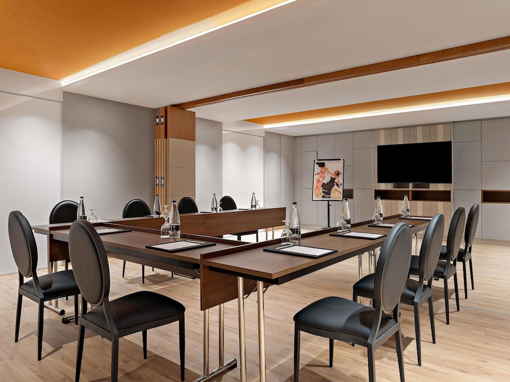 MERCURE ABU DHABI DOWNTOWN 53/58