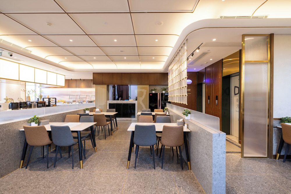 Nostalgia S Hotel (Beijing Fangshan Guangyangcheng Metro Station) 54/67