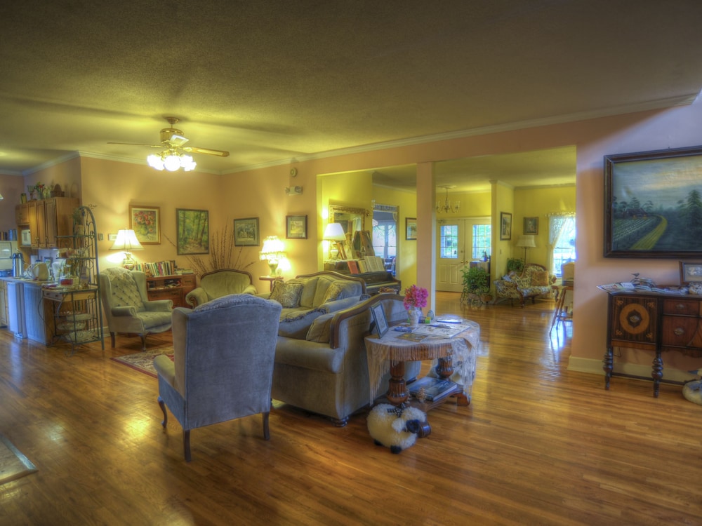 Blue Mountain Mist Country Inn 44/63