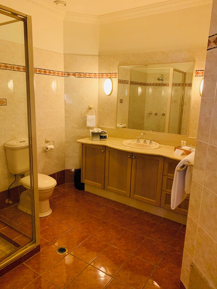 Royal Albert Hotel 48/75