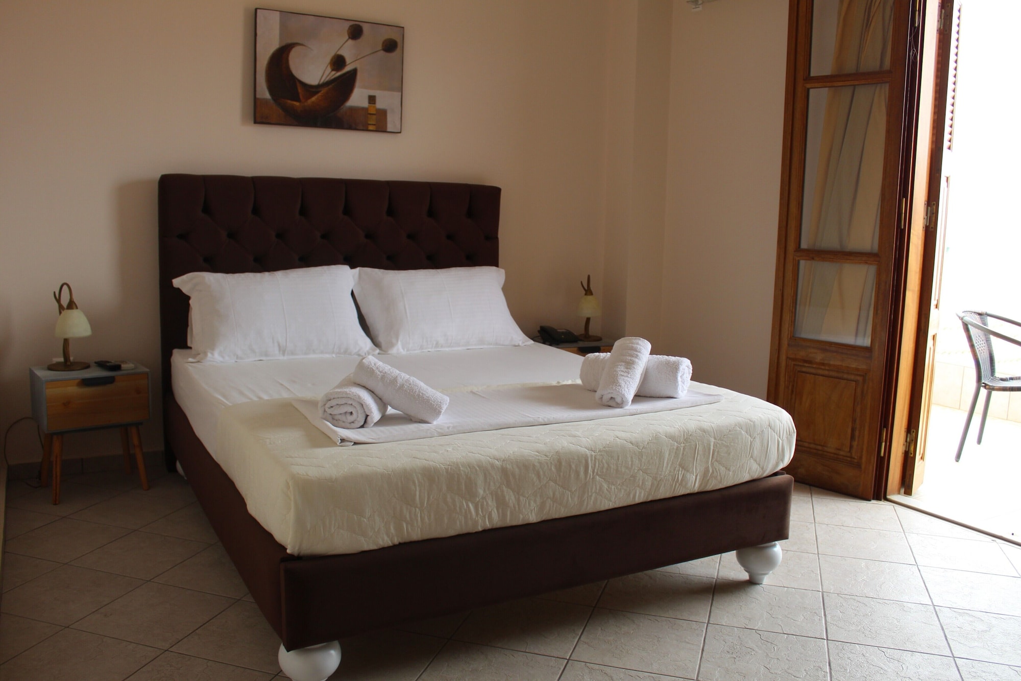 ROOM, DOUBLE OR TWIN BED