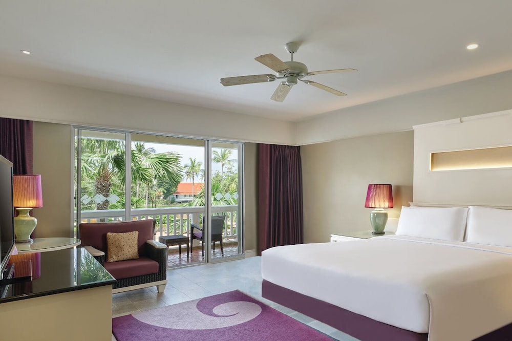 LAGOON, KING BED, POOL VIEW