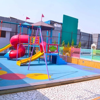 The Club Emerald Chembur 42/51
