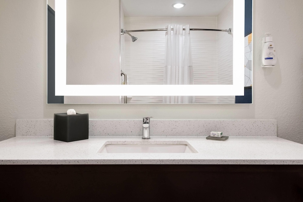 La Quinta Inn and Suites by Wyndham Montgomery 50/50