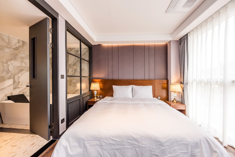Ondol, Family Suite, Futon Bed, King Bed, Private Infinity Pool