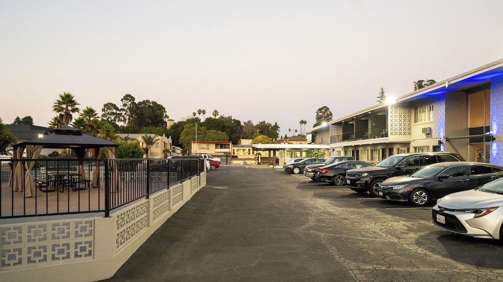 Seaside Inn & Suites 32/43