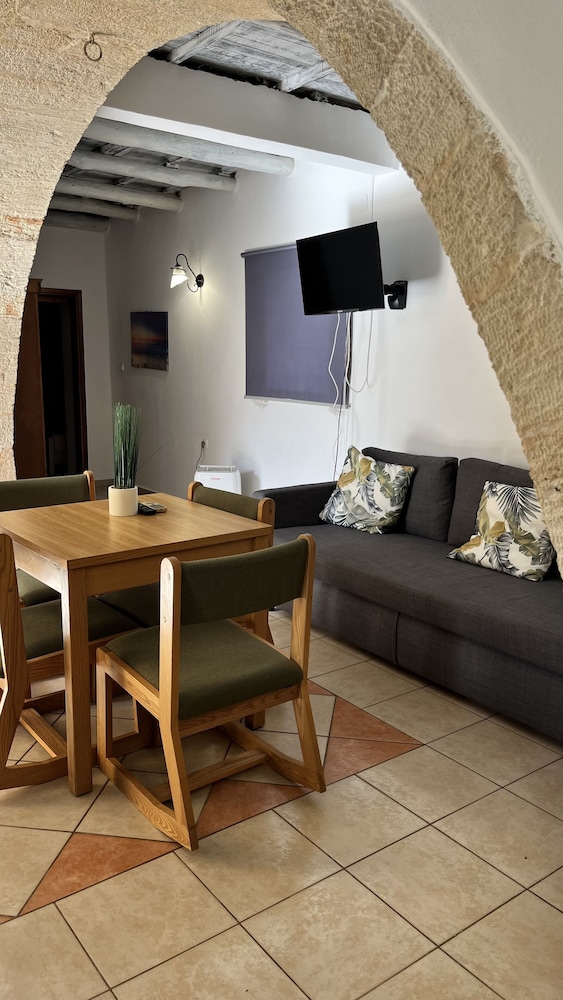 Skandalis Traditional Suites 18/50