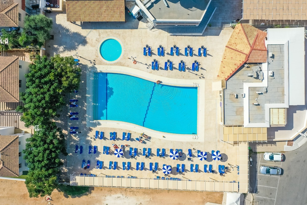 Tetyk Hotel Apts in PARALIMNI
