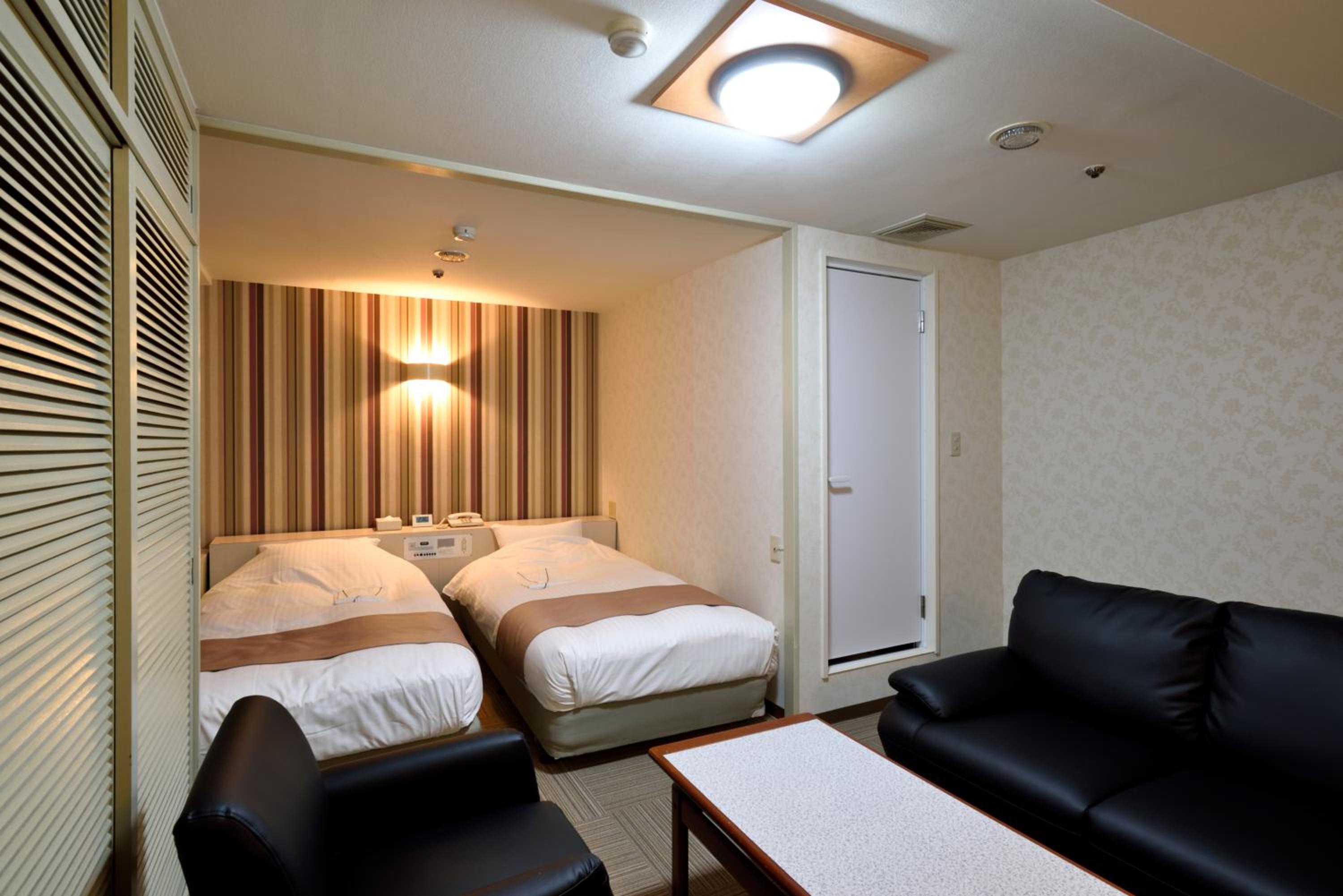 DELUXE, TWIN BEDS, SMOKING