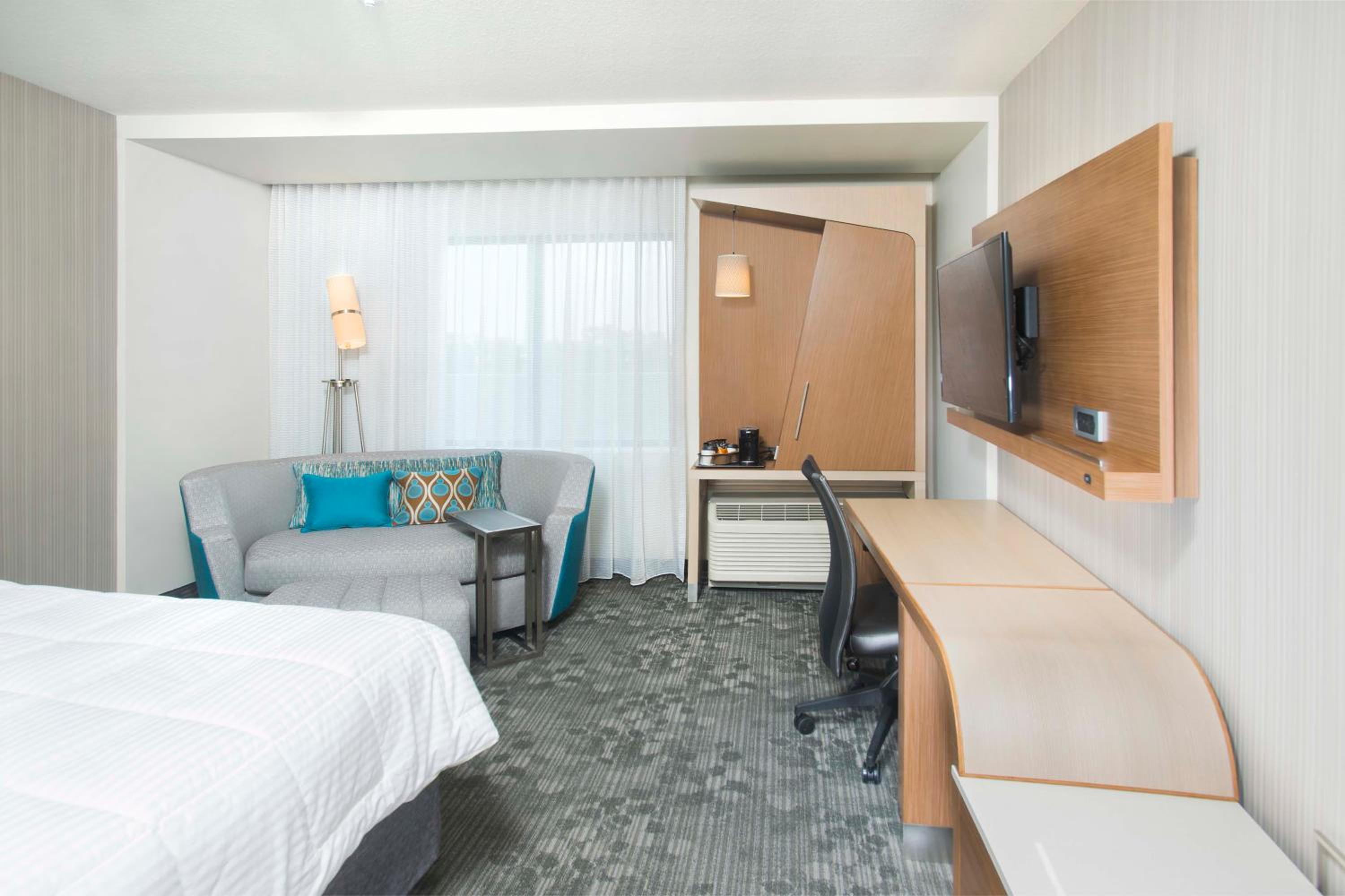 غرفة بسرير كينج مع أريكة في طابق مرتفع، Courtyard Redwood City 4/7