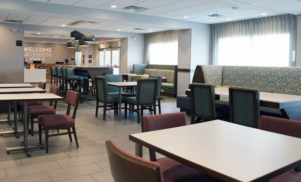 Hampton Inn Glendale Milwaukee, WI 28/42