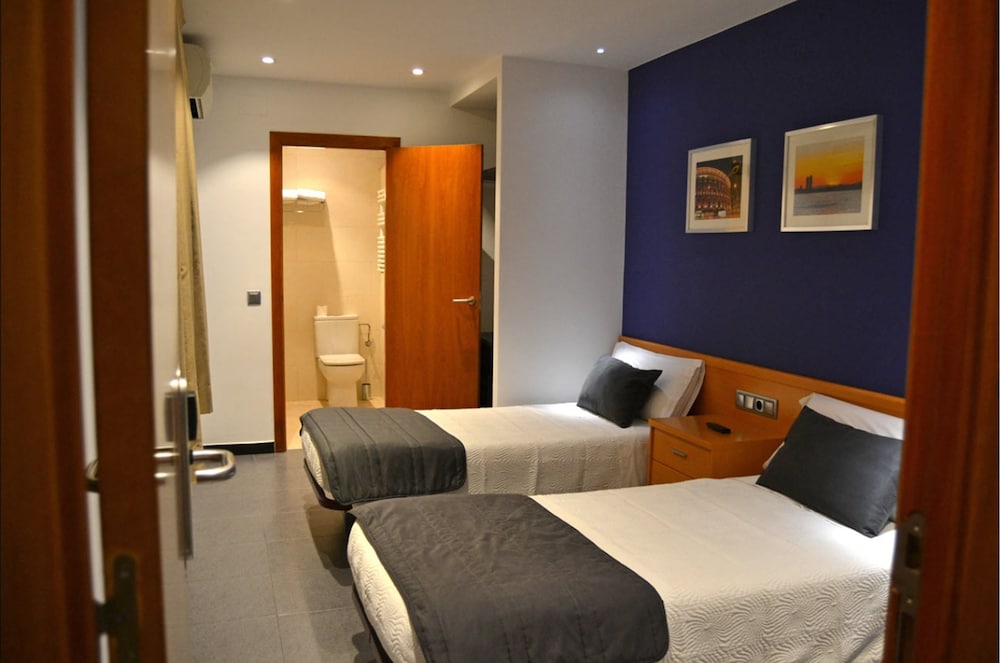 ROOM, TWIN BEDS