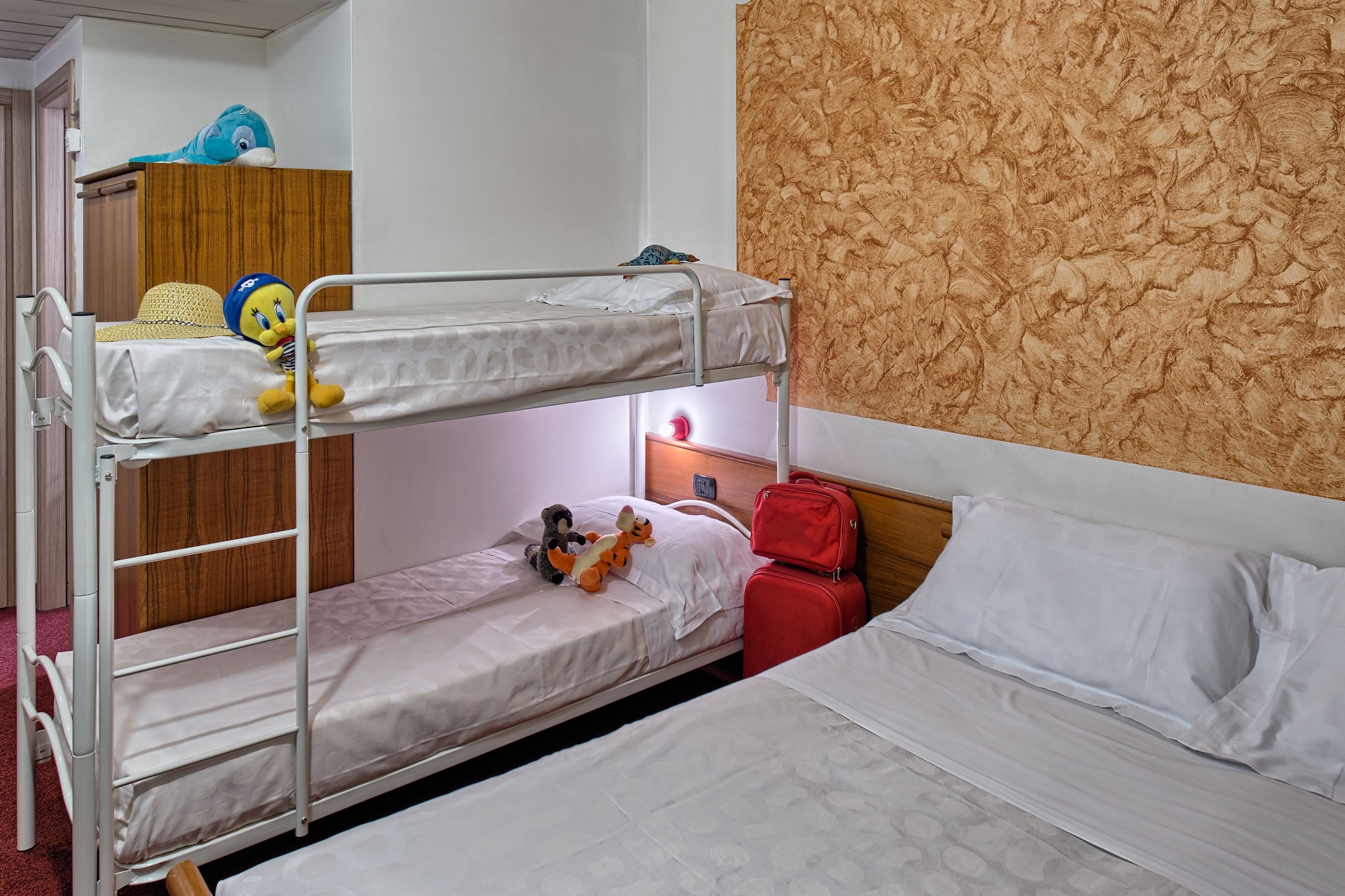 ROOM, QUADRUPLE