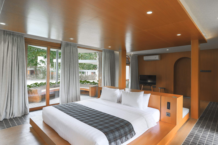 Xtra, Pool Area, Large