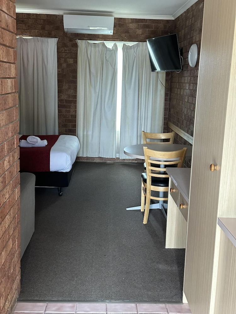 Courtyard Motor Inn 36/36