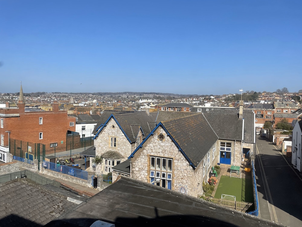 THE MANOR HOTEL 59/71