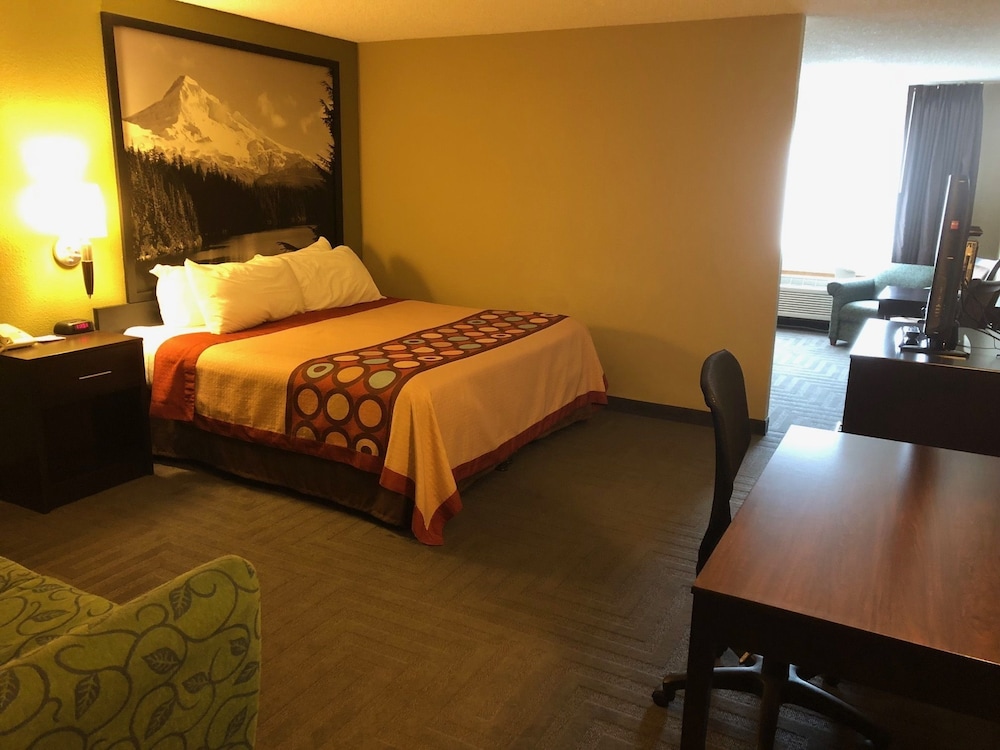 Super 8 by Wyndham LaGrande 15/36