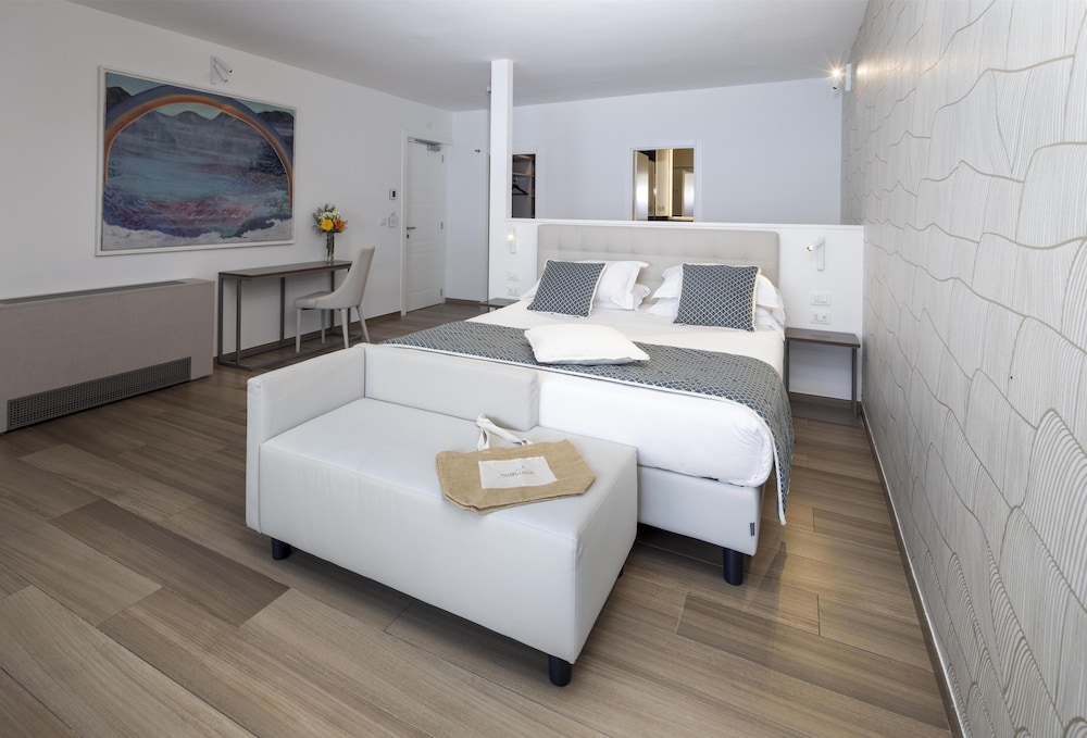 جناح جونيور بسرير كوين بإطلالة على البحر، Sublimis Boutique Hotel, WorldHotels Elite 2/2
