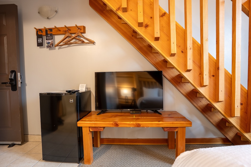 Basecamp Lodge Golden — photo 4