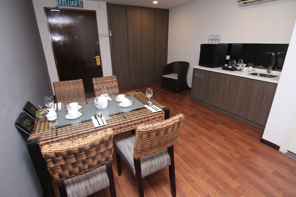 Nexus Regency Suites & Hotel 61/69