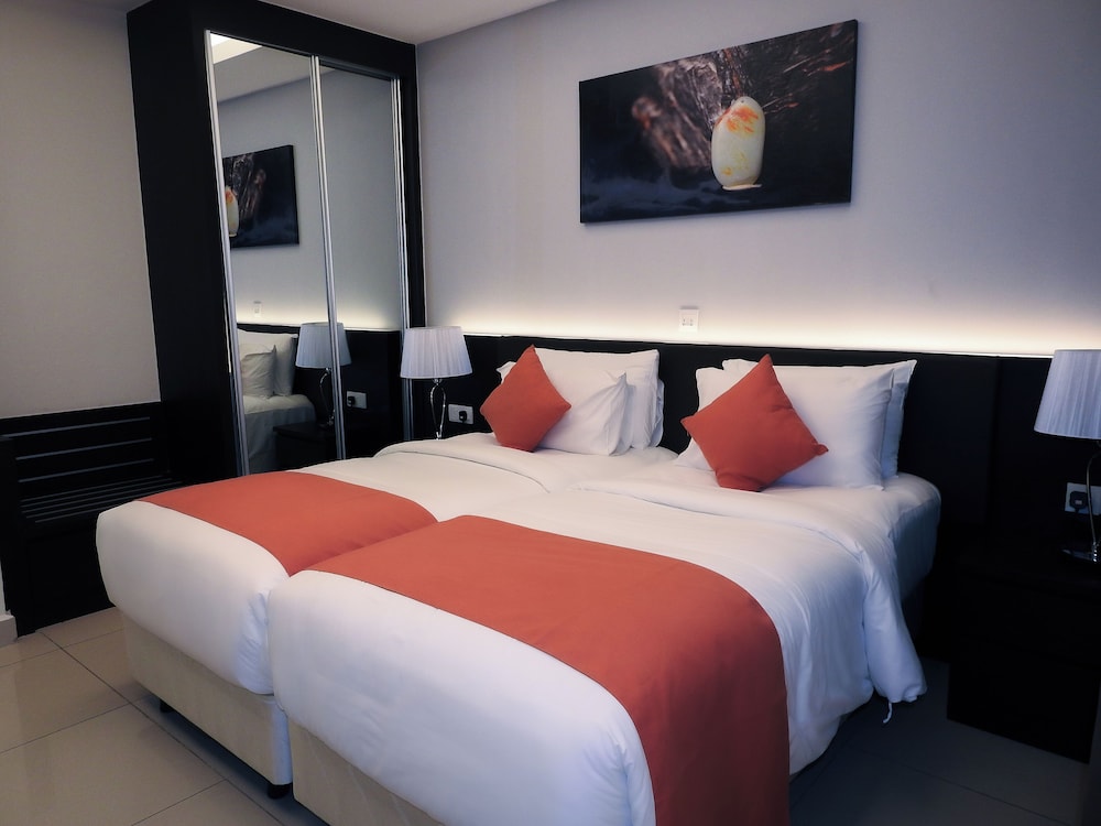 2 BEDROOMS, SUITE