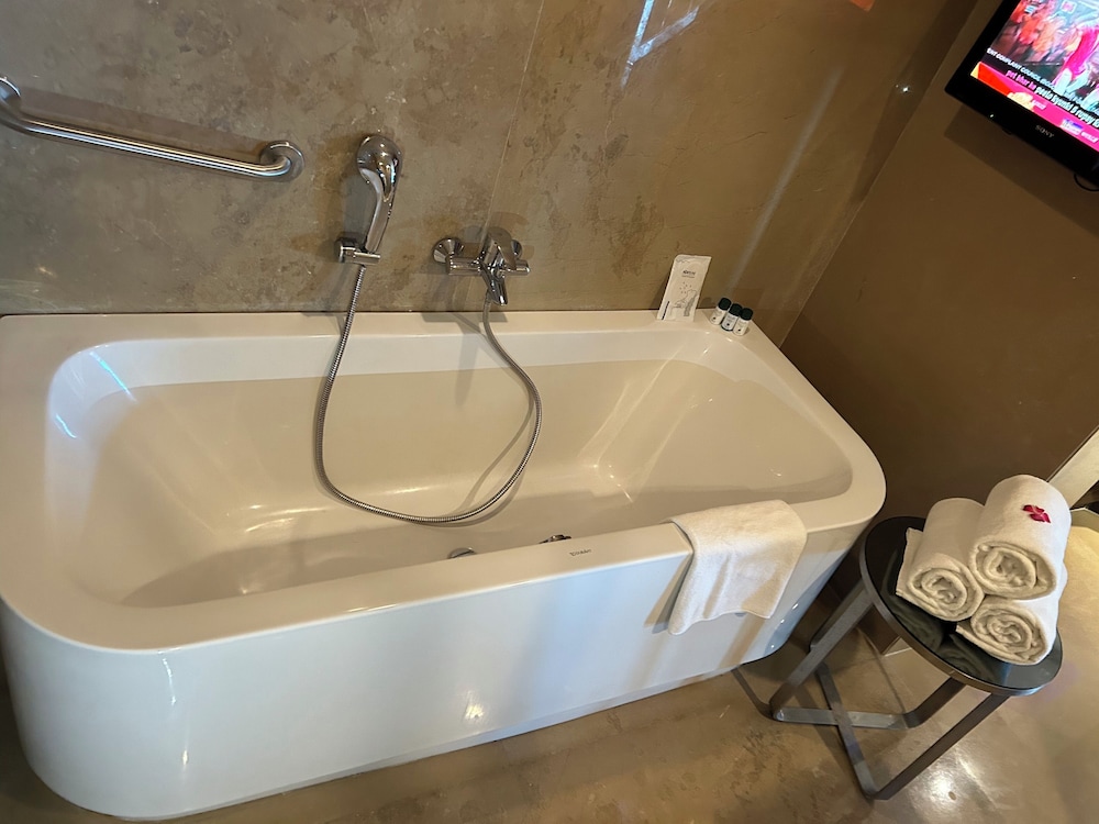 Fortune Select SG Highway, Ahmedabad - Member ITC Hotels Group 37/39