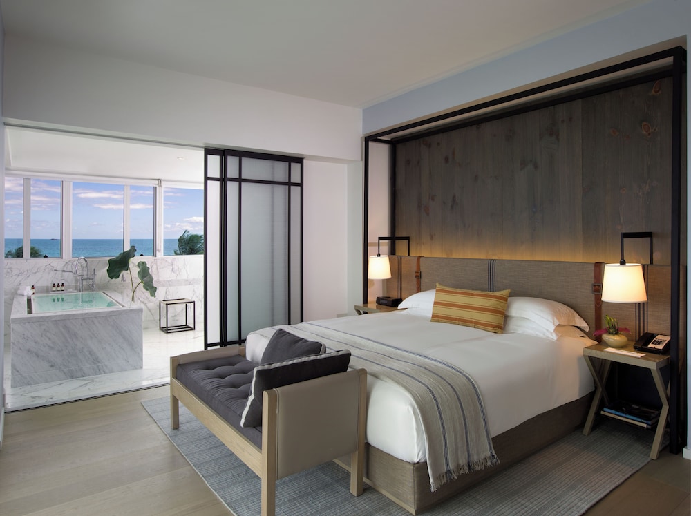 SUITE, KING BED, ACCESSIBLE