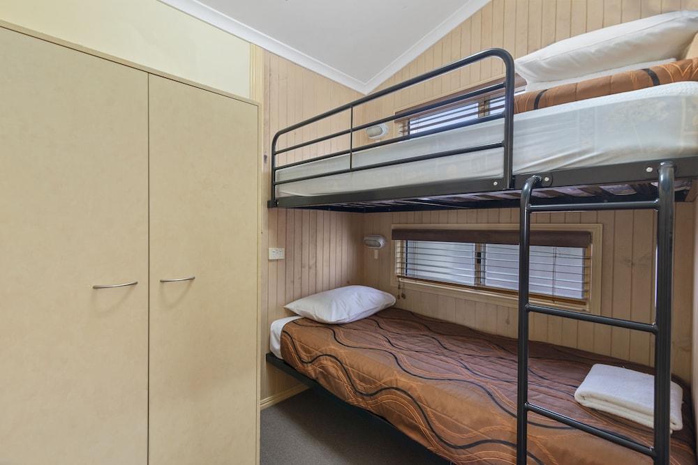 ASHMORE PALMS HOLIDAY VILLAGE 27/78