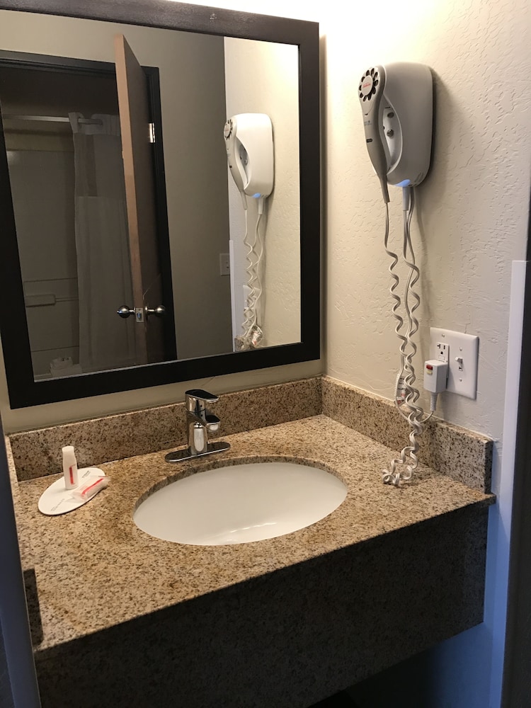 Days Inn & Suites by Wyndham East Flagstaff 19/36