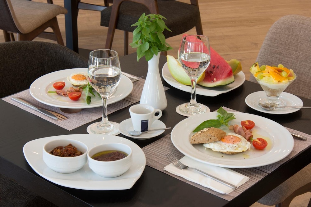 Athens Avenue Hotel 34/41