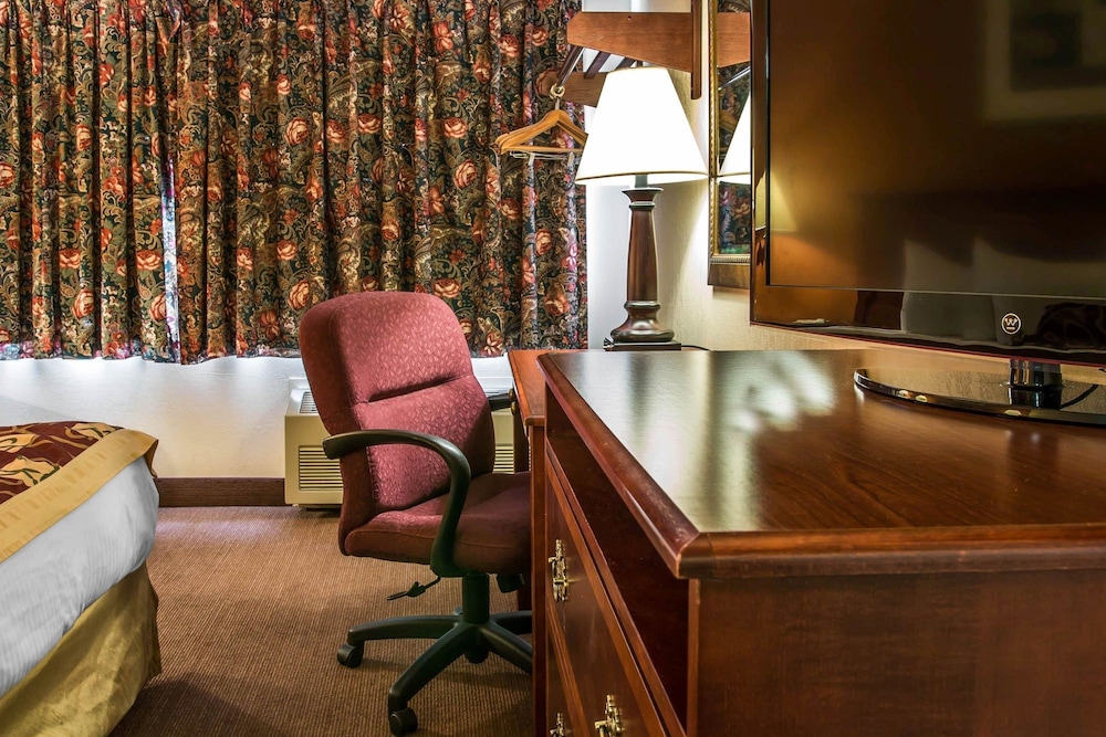 Rodeway Inn Muskegon Airport MI 26/33