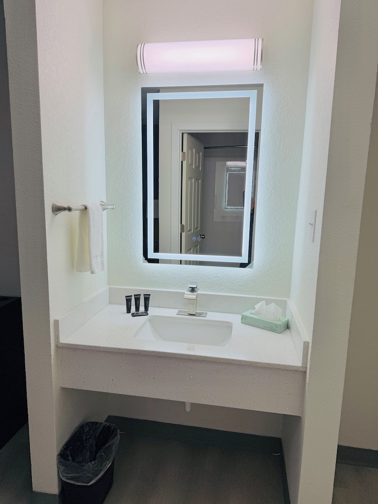 Hallmark Inn and Suites 26/30