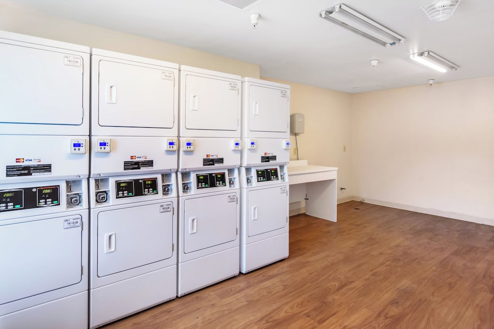 HomeTowne Studios By Red Roof Colorado Springs - Airport 15/27